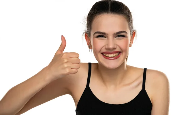 Retrato Uma Menina Adolescente Feliz Com Cabelo Amarrado Mostrando Polegar — Fotografia de Stock