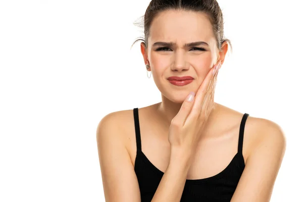 Una Giovane Bella Donna Con Mal Denti Uno Sfondo Bianco — Foto Stock