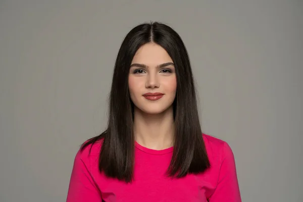 Retrato Una Adolescente Sonriente Con Pelo Largo Liso Sobre Fondo — Foto de Stock