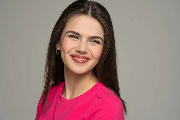 笑顔の幸せな10代の少女の肖像 灰色の背景に長いストレートの髪 — ストック写真