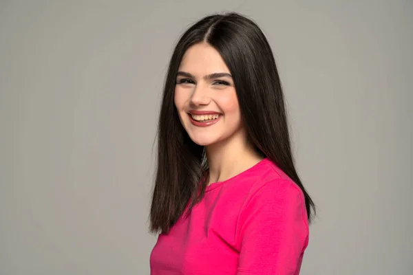 Retrato Una Adolescente Feliz Sonriente Con Pelo Largo Liso Sobre — Foto de Stock