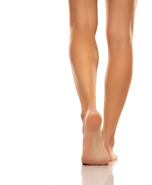 Schöne Frische Nackte Füße Und Absätze Isoliert Auf Weiß — Stockfoto