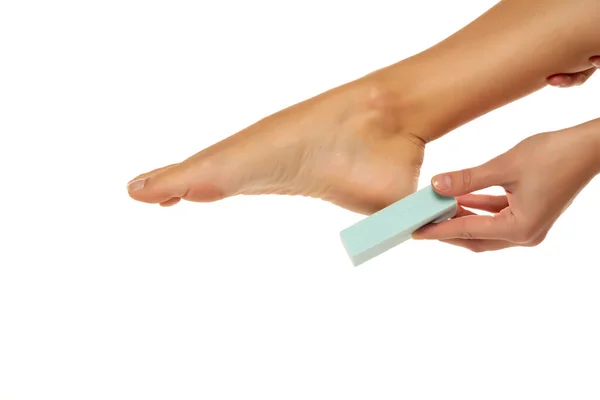 Женщина Вытирает Ноги Пемзой Белом Фоне — стоковое фото