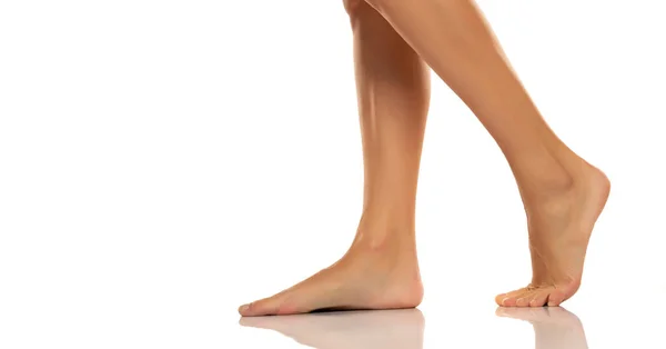 Widok Boku Piękny Kobieta Boso Nogi Białym Tle — Zdjęcie stockowe