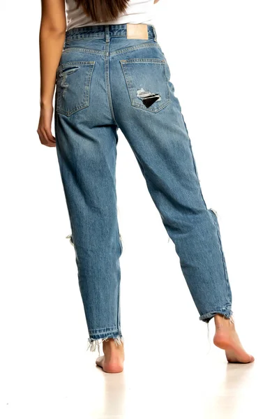 Visão Rara Uma Perna Uma Mulher Jeans Cintura Alta Fundo — Fotografia de Stock