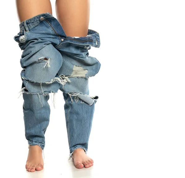 Weibliche Beine Mit Jeans Unten Auf Weißem Hintergrund — Stockfoto