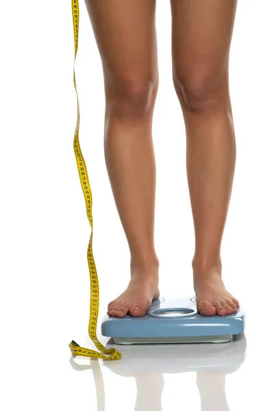 Female Legs Scales Measuring Tape Next Them White Background — Stock Photo, Image
