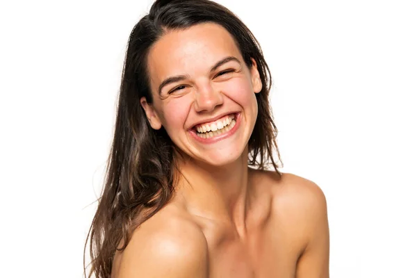 Retrato Uma Jovem Mulher Rindo Sem Maquiagem Fundo Branco — Fotografia de Stock