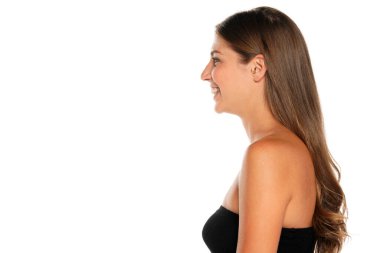 Beyaz arka planda genç ve mutlu bir kadının profili.