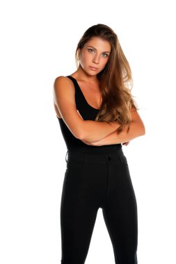 Pantolon giymiş güzel, ciddi bir kadın ve beyaz arka planda çapraz elleri olan bir gömlek.