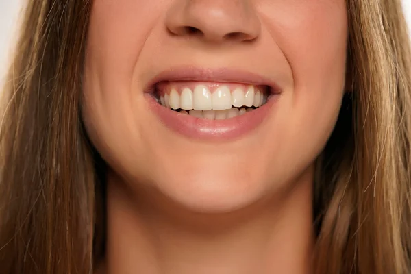Χαμόγελο Μιας Νεαρής Γυναίκας Όμορφα Και Λευκά Δόντια — Φωτογραφία Αρχείου
