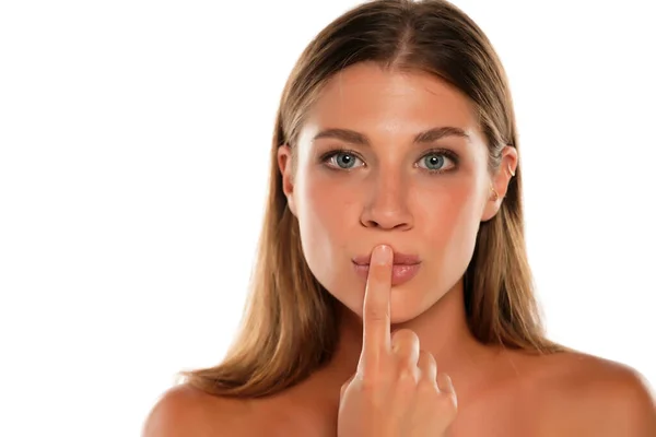 Junge Frau Küsst Ihren Finger Auf Weißem Hintergrund — Stockfoto