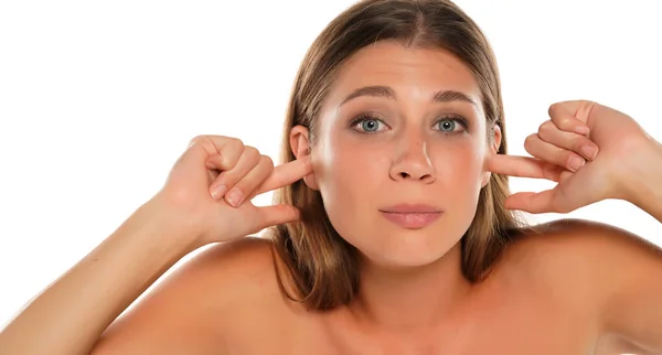 Una Joven Hermosa Mujer Con Ojos Azules Cierra Los Oídos — Foto de Stock