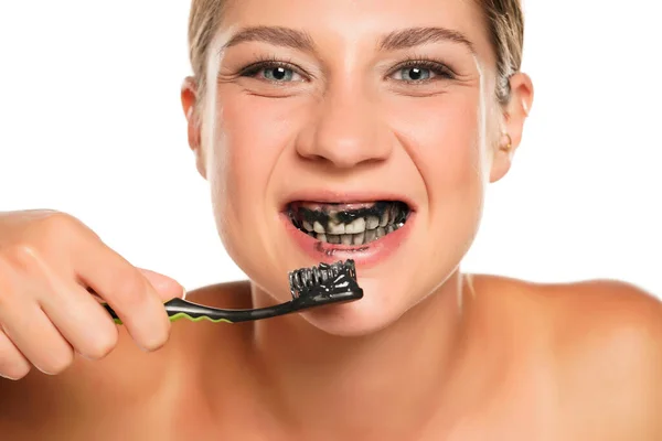 Χαρούμενη Νεαρή Γυναίκα Κρατώντας Οδοντόβουρτσα Μαύρη Πάστα Κάρβουνου Στα Δόντια — Φωτογραφία Αρχείου