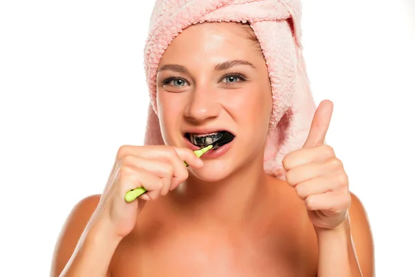 Wanita Muda Bahagia Menyikat Giginya Dengan Pasta Arang Hitam Latar — Stok Foto
