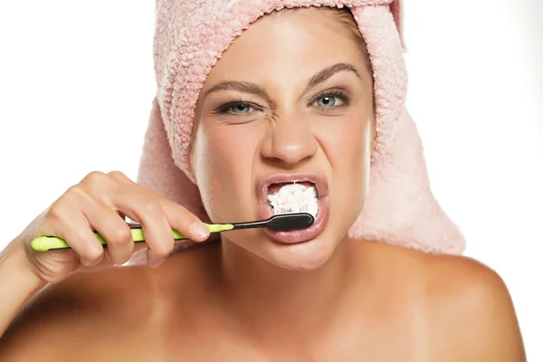 Śmieszne Młoda Kobieta Myje Zęby Białym Tle — Zdjęcie stockowe