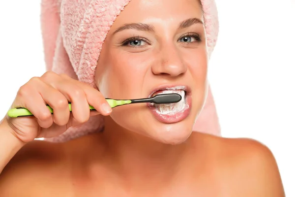 Mulher Bonita Escovando Dentes Fundo Branco — Fotografia de Stock