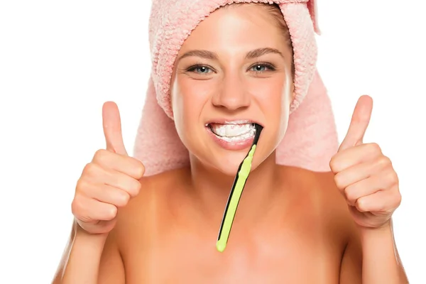 Счастливая Молодая Женщина Держит Зубную Щетку Зубной Пастой Белом Фоне — стоковое фото