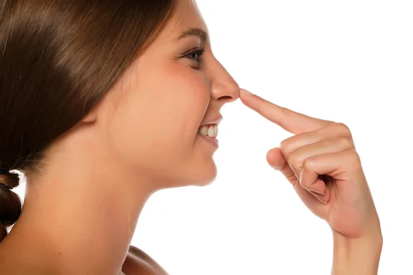 Perfil Jovem Mulher Sorridente Tocando Seu Nariz Fundo Branco — Fotografia de Stock