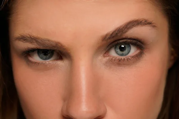 Großaufnahme Weibliche Augen Blicken Mit Misstrauen — Stockfoto