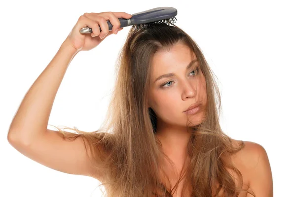 Молода Красива Жінка Прибирає Волосся Пензлем Білому Тлі — стокове фото