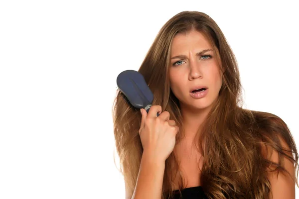 Young Nervous Woman Brusing Her Hair Hairbrush White Background — Stock Photo, Image