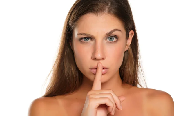 Junge Frau Mit Finger Auf Den Lippen Auf Weißem Hintergrund — Stockfoto