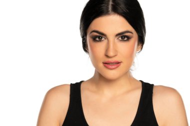 Beyaz arka planda makyajlı güzel bir genç kadın.