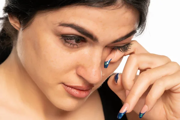 Tränenreiche Junge Frau Wischt Sich Die Tränen Mit Der Hand — Stockfoto