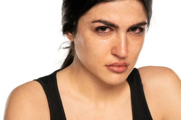 Beyaz Bir Arka Planda Üzgün Ağlayan Genç Bir Kadın — Stok fotoğraf