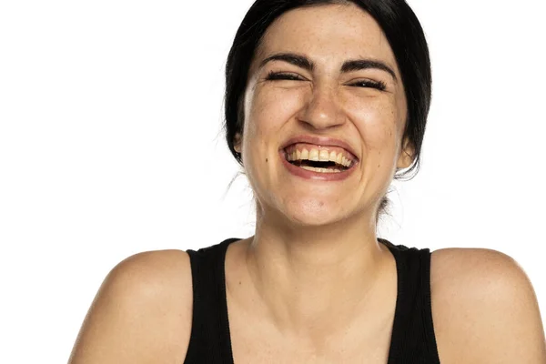 Feliz Joven Pecosa Mujer Sin Maquillaje Sobre Fondo Blanco — Foto de Stock