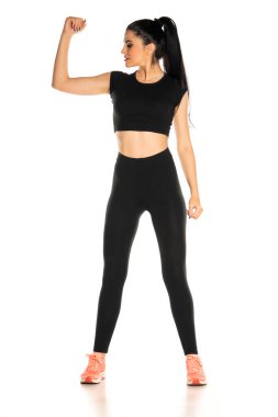 Kolunu beyaz arka planda gösteren genç ve güzel bir kadının ön görüntüsü.