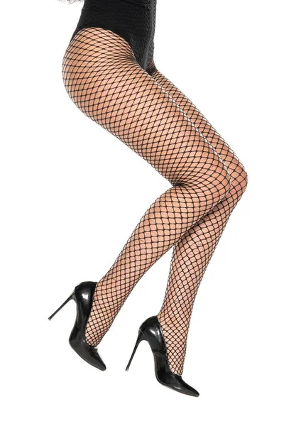 Hübsche Weibliche Beine Netzstrümpfen Und Schwarzen High Heels Auf Weißem — Stockfoto