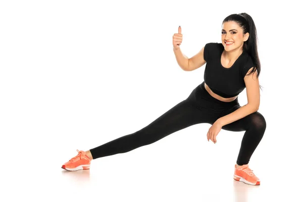 Jovem Feliz Mulher Esportiva Fazendo Exercícios Alongamento Mostrando Polegares Para — Fotografia de Stock