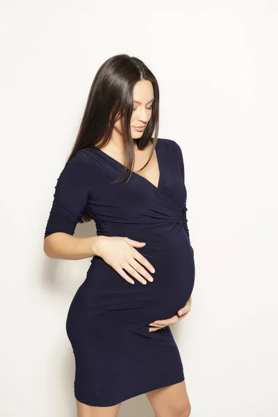 Беременная Молодая Женщина Позирует Облегающем Темно Синем Платье Белом Фоне — стоковое фото