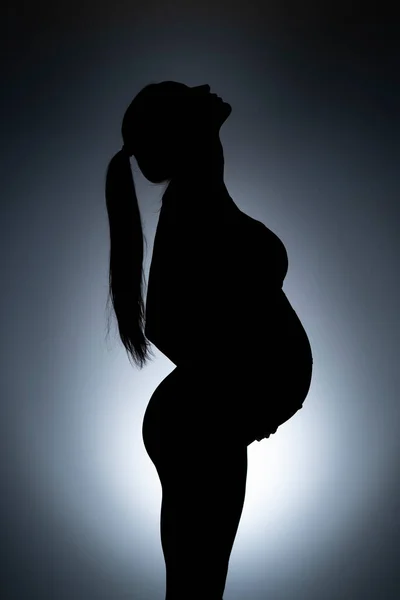 Силуэт Молодой Беременной Женщины Сером Фоне — стоковое фото