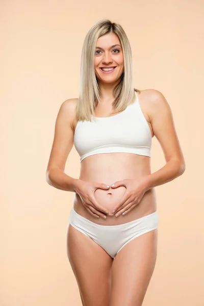 Mujer Embarazada Joven Ropa Interior Haciendo Signo Forma Corazón Wut —  Fotos de Stock