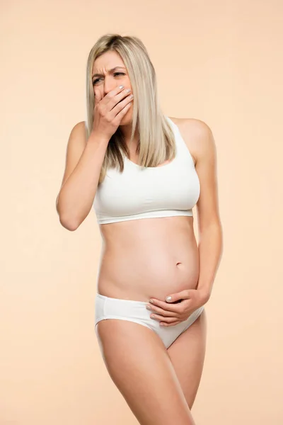 Jeune Femme Enceinte Lingerie Dégoûtée Souffrant Nausées Sur Fond Beige — Photo