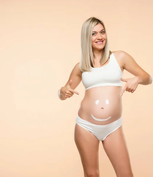 Futura Madre Mostrando Una Cara Sonriente Dibujando Sobre Vientre Sobre —  Fotos de Stock