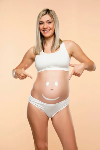 Futura Mãe Mostrando Rosto Sorridente Desenhando Barriga Fundo Bege — Fotografia de Stock