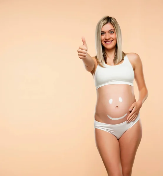 Futura Mãe Posando Com Rosto Sorridente Desenhando Sua Barriga Mostrando — Fotografia de Stock