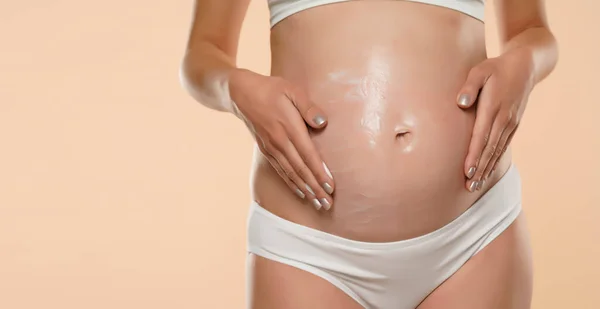 Beskuren Bild Gravid Kvinna Applicera Kosmetisk Kräm Magen För Att — Stockfoto