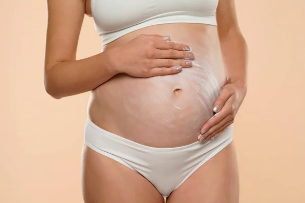 Vista Recortada Mujer Embarazada Aplicando Crema Cosmética Vientre Para Evitar — Foto de Stock