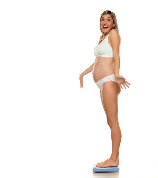 Молодая Счастливая Беременная Женщина Стоит Весах Белом Фоне — стоковое фото