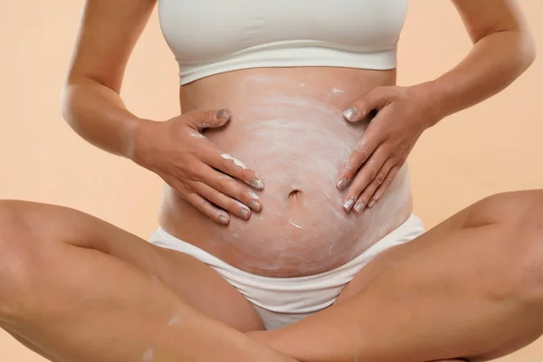 Vista Recortada Mujer Embarazada Aplicando Crema Cosmética Vientre Para Evitar —  Fotos de Stock
