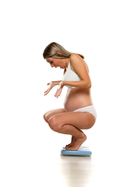 Joven Sorprendió Mujer Embarazada Una Posición Agachada Una Escala Sobre —  Fotos de Stock