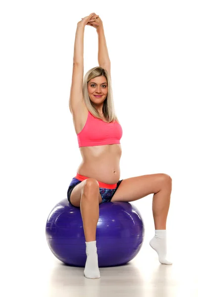 Portret Pięknej Ciężarnej Kobiety Ćwiczącej Fitballem Studio — Zdjęcie stockowe