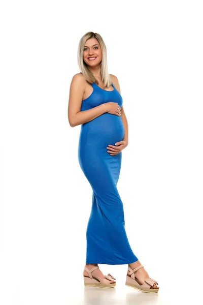 Mladá Šťastná Těhotná Žena Pózuje Dlouhých Modrých Šatech Bílém Pozadí — Stock fotografie