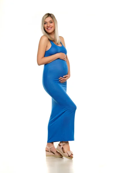 Jeune Femme Enceinte Heureuse Posant Dans Une Longue Robe Bleue — Photo