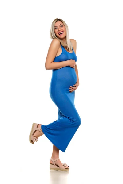 Genç Mutlu Hamile Kadın Beyaz Arka Planda Uzun Mavi Bir — Stok fotoğraf